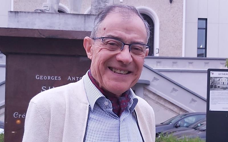 Pierre Chaneliére steht vor dem Tararer Theater. Dort findet das von ihm und seinem Partnerschaftskomitee für den Besuch der Herrenberger vorbereitete Programm am letzten Abend seinen Höhepunkt. Links oben: Barbara Viricel.GB-Fotos: gb