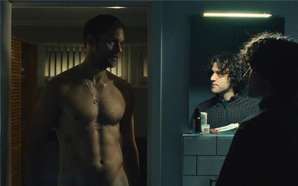 Pillion: Ein schüchterner junger Mann lernt einen dominanten Biker kennen.GB-Foto: Weltkino Filmverleih/Chris Harris