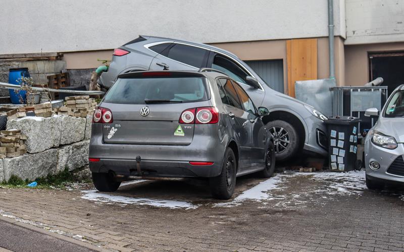 Pkw schießt in Mönchberg über das Ziel hinaus