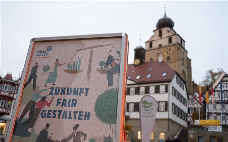 „Gäubote“-Weihnachtsaktion
„Miteinander-Füreinander“:
Eine Welt mit Zukunft Plakat vor dem Weltladen in Herrenberg: Solidarität mit den Menschen in der Dritten Welt beginnt in der Heimat. Die „Gäubote“-Weihnachtsaktion von „Miteinander – Füreinander“ unterstützt Initiativen und Projekte mit lokaler Verankerung. GB-Foto: Schmidt