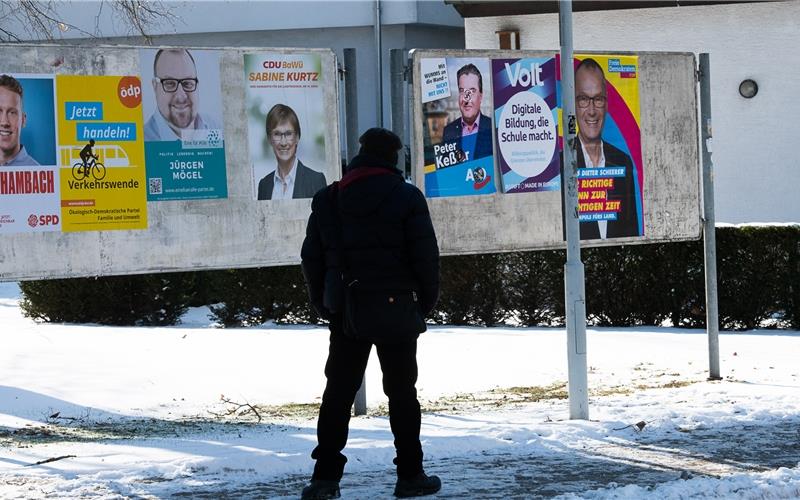 Plakate – wie hier in Herrenberg – werben im Wahlkampf seit Wochen für die Bewerber und ihre ParteienGB-Foto: Schmidt