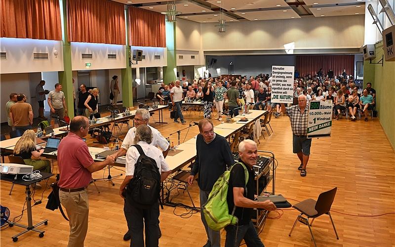 Plakativer Protest war in der Gechinger Gemeindehalle nur vor dem offiziellen Beginn der Gemeinderatssitzung erlaubt. Der Mann kam aus Vaihingen/Enz und leitet dort eine Zentralstelle der Bürgerinitiativen in Baden-Württemberg, die sich gegen den Bau von Windparks stellen. GB-Foto: Reichert