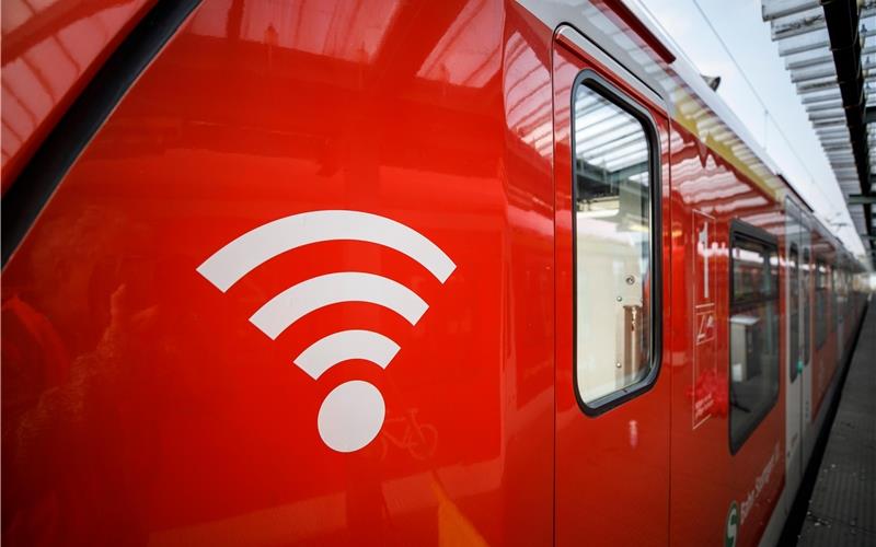 Plochingen, DEU, 21.02.2018Wlan Zeichen an einer einer S-Bahn in Stuttgart.No model release