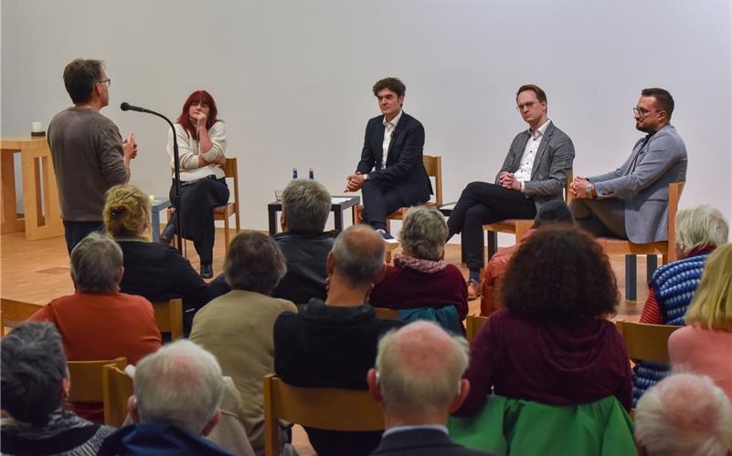 Podiumsgespräch zum Thema „Kommunalpolitik trifft Kirche“ in der Christuskirche: Auf dem Podium (von links) Diana Kobrow, Moderator Volker Siegle, Nico Reith und Thomas Werner.GB-Foto: Vecsey