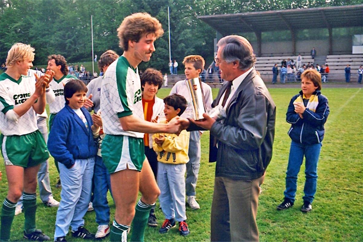 Pokalsieg 1987: VfL-Kapitän Dirk Graf nimmt die Glückwünsche von Bezirksvorsitze...