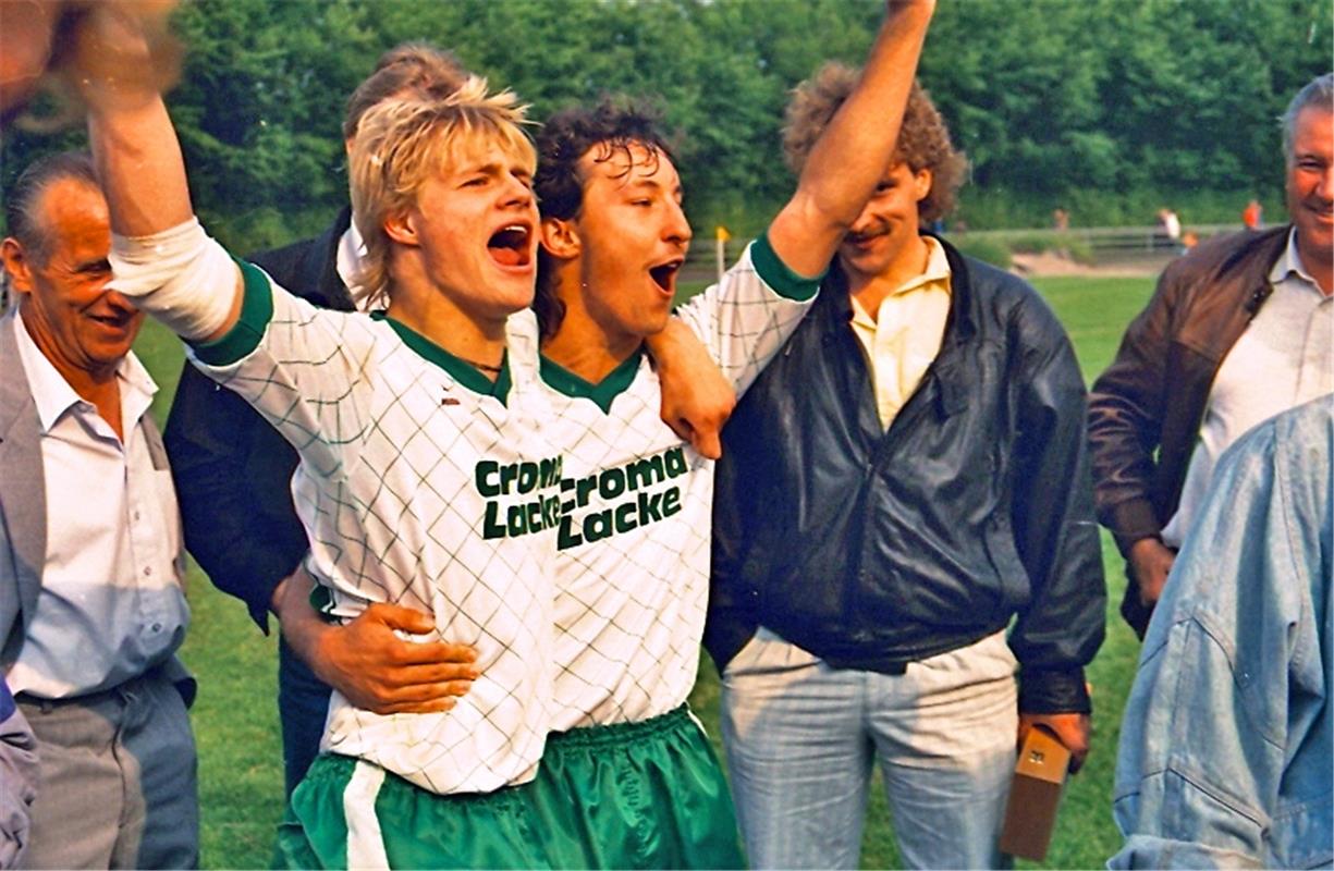 Pokalsieger 1987: Achim Leber und Markus Rühle freun sich Foto (Archiv): Lalka 