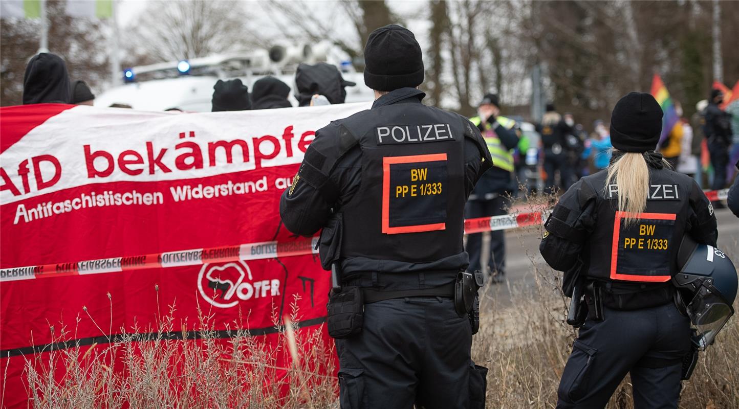 Polizei - AfD-Kundgebung mit Alice Weidel und Gegendemos rund um die Stadthalle ...