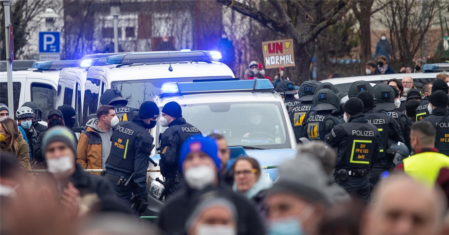 Polizei - AfD-Kundgebung mit Alice Weidel und Gegendemos rund um die Stadthalle ...