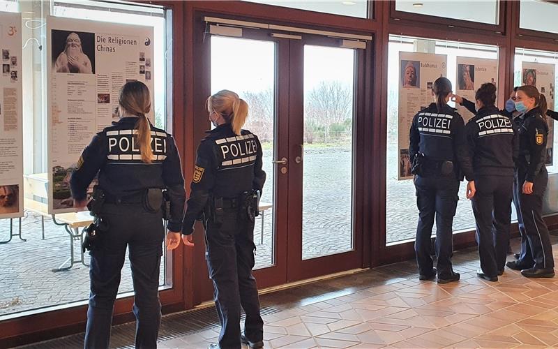 Polizei-Auszubildende bei der Besichtigung der Ausstellung im Foyer der Hochschule. GB-Fotos: Hochschule für Polizei Baden-Württemberg