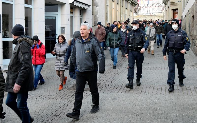 Polizeibeamte begleiten die Gegner der Corona-Maßnahmen am Montag – Vorkommnisse bleiben aber aus. GB-Foto: Holom