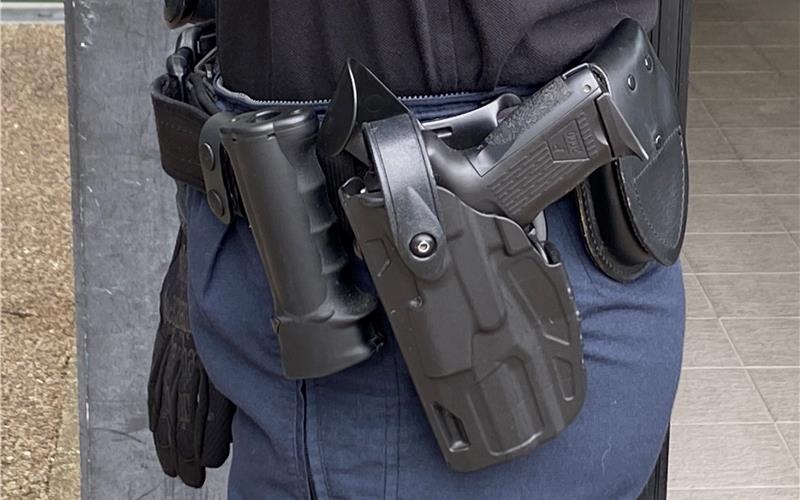 Streit zweier Nachbarn endet für 64-Jährigen tödlich Polizeibeamte verhafteten am Montag einen des Totschlags verdächtigten Mann in Herrenberg. GB-Foto (Symbolbild): gb