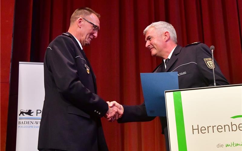 Schon als Kind war Polizist der Traumberuf Polizeipräsident BurkhardMetzger (rechts) setzt KlausFeuersänger in sein Amt einGB-Foto: Holom