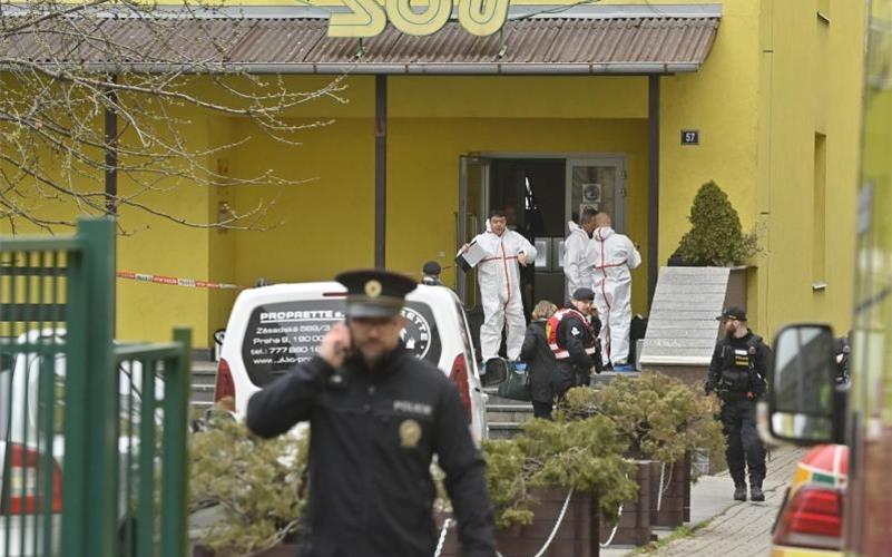 Polizisten ermitteln vor dem Gebäude der Berufsschule in Prag nach der Messerattacke. Foto: imánek Vít/CTK/dpa