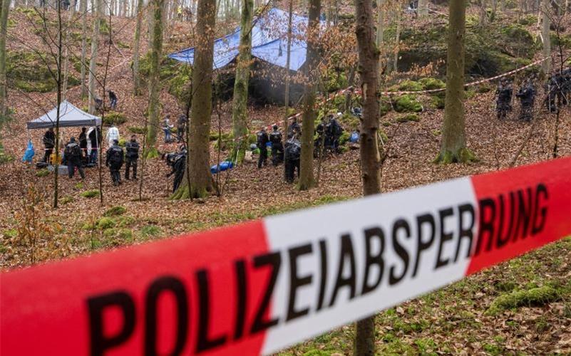 Polizisten suchen im Wald nach Überresten der seit 1995 vermissten und vermutlich ermordeten Münchnerin Sonja Engelbrecht. Foto: Peter Kneffel/dpa