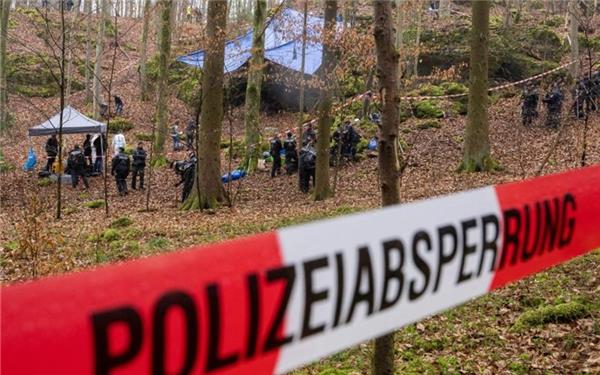 Polizisten suchen im Wald nach Überresten der seit 1995 vermissten und vermutlich ermordeten Münchnerin Sonja Engelbrecht. Foto: Peter Kneffel/dpa