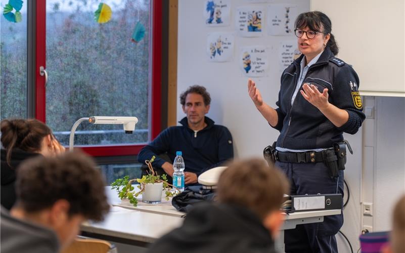 Polizistin Sonja Meyer und Staatsanwalt Hannes Schüle führen die Klasse 9B durch die Workshops. GB-Foto: Vecsey