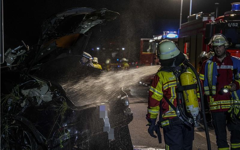 Porsche brennt nach Unfall vollständig aus, Fahrer rettet sich