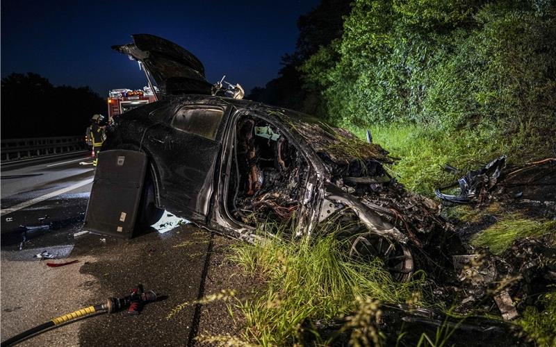 Porsche brennt nach Unfall vollständig aus, Fahrer rettet sich