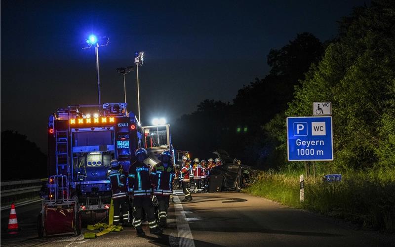 Porsche brennt nach Unfall vollständig aus, Fahrer rettet sich