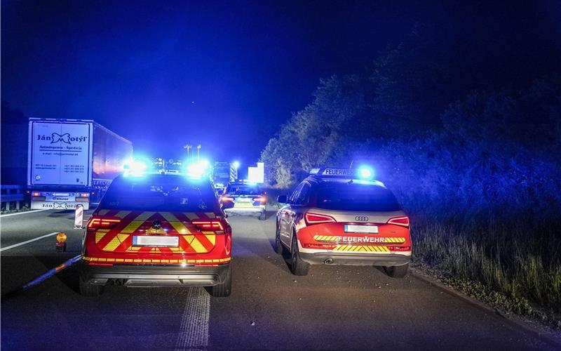 Porsche brennt nach Unfall vollständig aus, Fahrer rettet sich