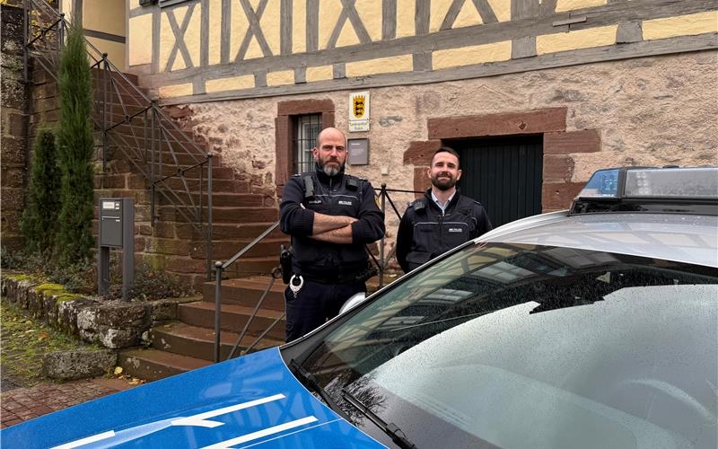 Postenleiter Sascha Dengler (links) und Kai Zacher zeigen mit Streifenfahrten Polizeipräsenz in Wildberg. GB-Foto: Priestersbach
