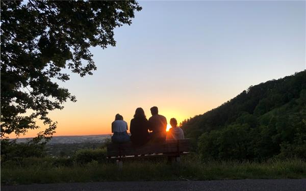 Prächtiger Sonnenuntergang beleuchtet die Szenerie