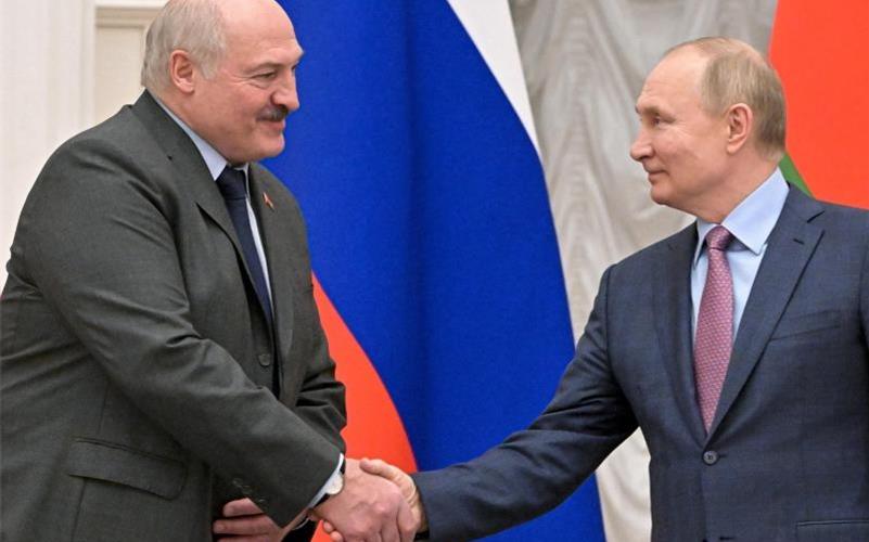 Präsident Alexander Lukaschenko (linsk) will per Verfassungsänderung eine Statonierung auch von russischen Atomwaffen in Belarus ermöglichen. (Im Bild mit Russlands Präsident Wladimir Putin). Foto: Sergei Guneyev/Pool Sputnik Kremlin/AP/dpa