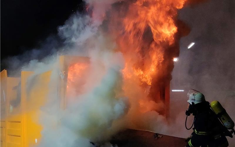 Presscontainer für Sperrmüll gerät auf Wertstoffhof in Brand