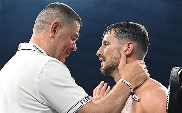 „Prima gemacht“: Luan Krasniqi gratuliert seinem Neffen Ardian zum Erfolg. GB-Foto: Reichert
