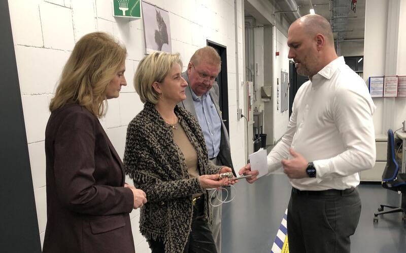 Produktionsleiter Tim Haifinger (rechts) erklärt Wirtschaftsministerin Dr. Nicole Hoffmeister-Kraut (Zweite von links) einen Sensor, produziert bei der Gärtringer Firma Dr. E. Horn. CDU-Landtagskandidatin Regina Dvořák-Vučetić (links) und Horn-Geschäftsführer Martin Janssen hören zu. GB-Foto: Denner