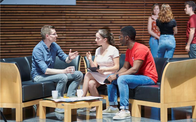 Prof. Dr. Christian Decker (links im Bild) im Gespräch mit Studierenden des Studiengangs Digital Business Engineering. GB-Foto