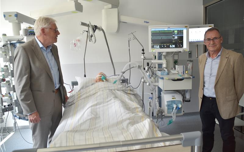 Prof. Hubert Mörk (rechts) erläutert dem Calwer Landrat Helmut Riegger auf der neuen Intensivstation des Nagolder Krankenhauses ein Patientenzimmer. Für die Besichtigung diente eine Puppe als Patient. GB-Foto: Reichert