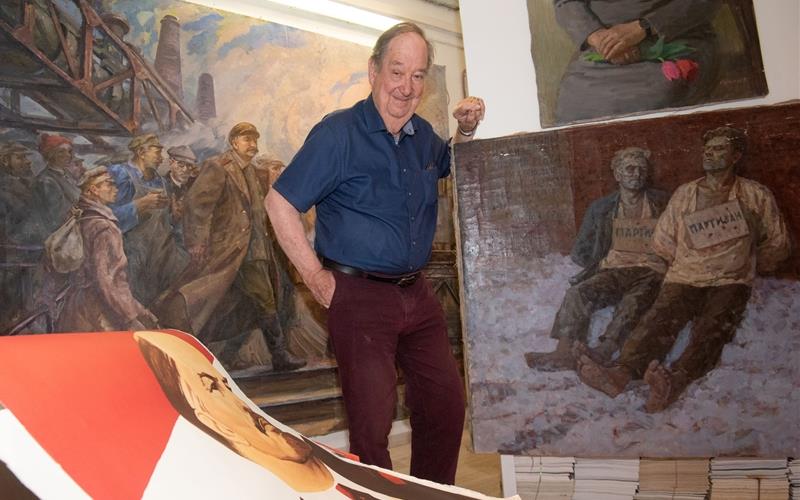 Professor Reiner Niethammer aus Mötzingen hat in den 1990er Jahren 50 Bilder aus UdSSR-Zeiten aus der Ukraine gerettet. Im Hintergrund ein Bild vom Asow-Stahlwerk in Mariupol. GB-Foto: Vecsey