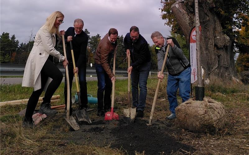 Prominenz aus Deckenpfronn und Dachtel packten bei der Baumpflanzung mit an. GB-Foto: Saskia Behnse