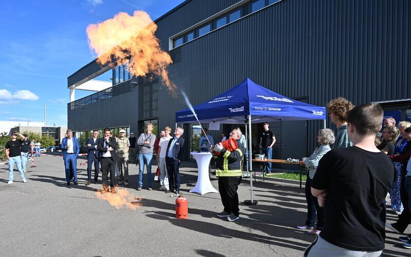 Propangas-Vorführung mit der großen Flamme aus der falsch gehaltenen Gasflasche. GB-Foto: Reichert