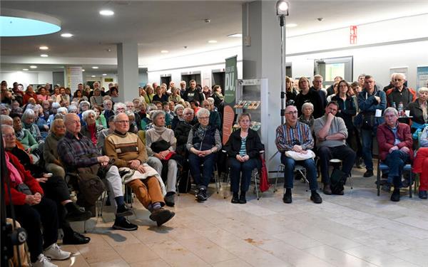 Proppenvolles Erdgeschoss: Zahlreiche Menschen erhofften sich Informationen zum Gesundheitszentrum. GB-Fotos: Holom