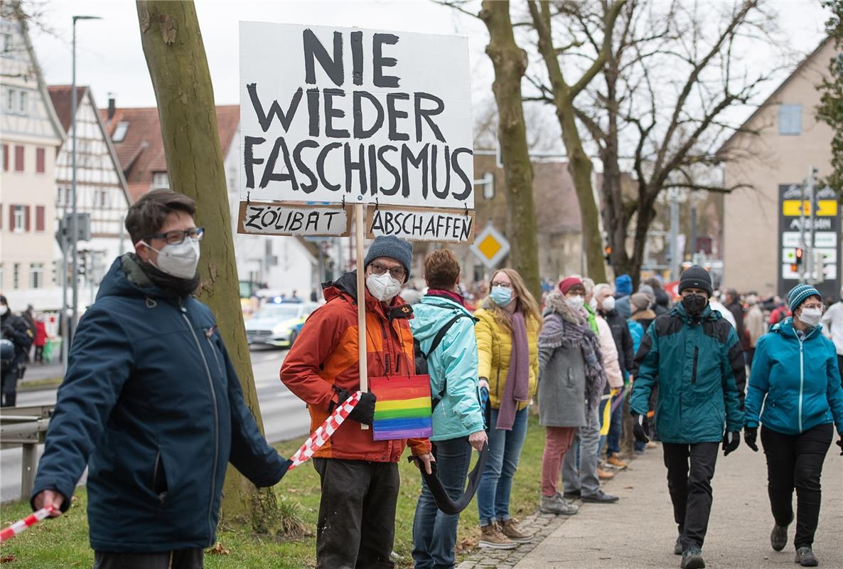 Protest - Menschenkette - AfD-Kundgebung mit Alice Weidel und Gegendemos rund um...