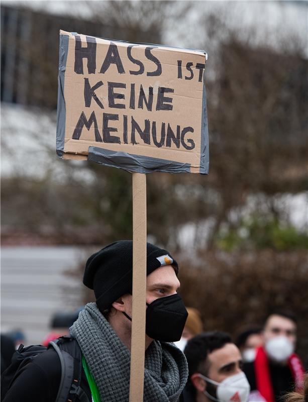 Protest - Menschenkette - AfD-Kundgebung mit Alice Weidel und Gegendemos rund um...