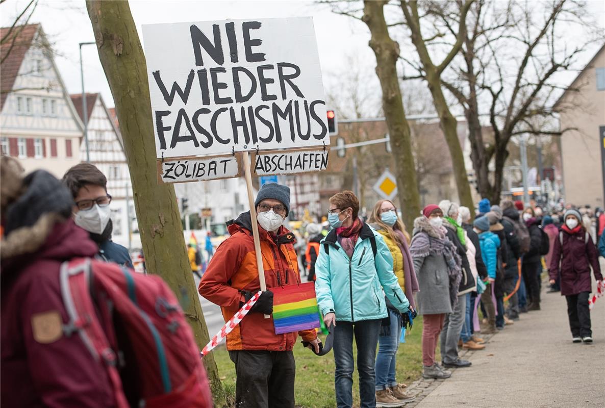 Protest - Menschenkette - AfD-Kundgebung mit Alice Weidel und Gegendemos rund um...