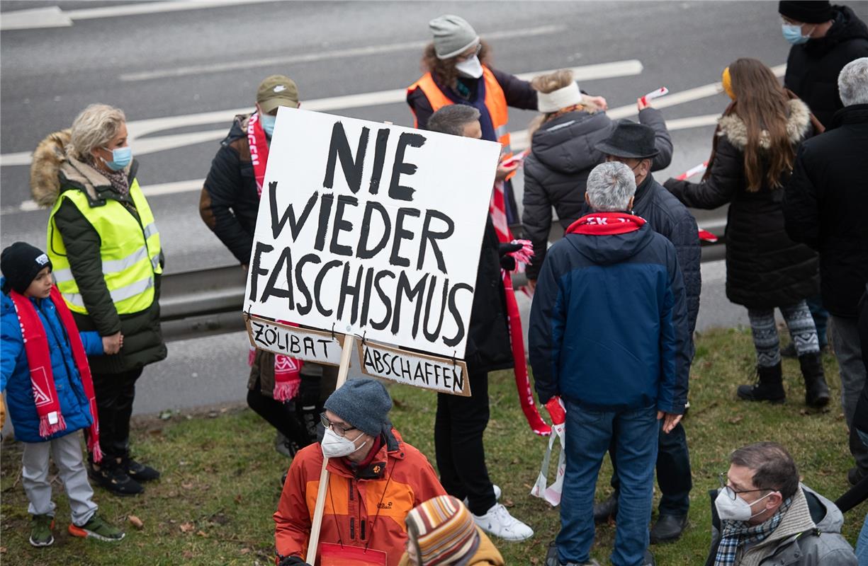 Protest - Menschenkette - AfD-Kundgebung mit Alice Weidel und Gegendemos rund um...