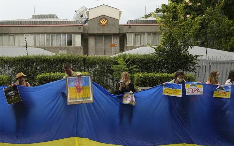 Protest gegen die Invasion der Ukraine vor der russischen Botschaft in Südafrikas Hauptstadt Pretoria. Foto: Themba Hadebe/AP/dpa