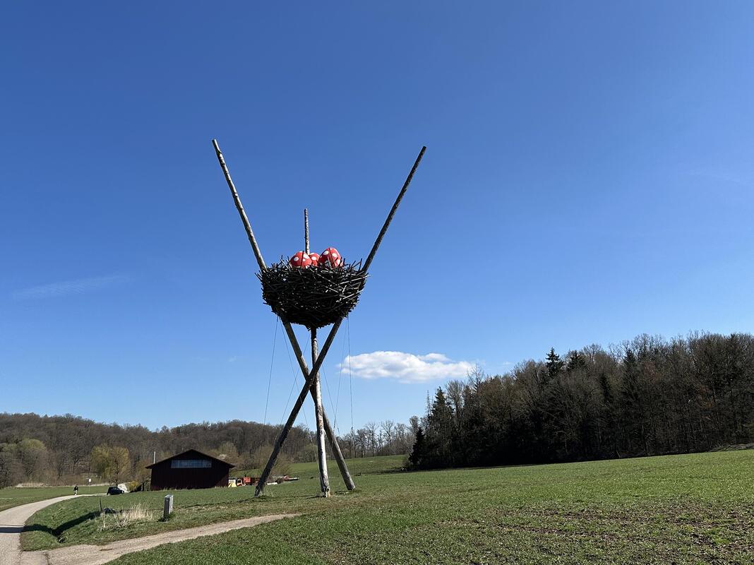 Pünktlich zu Ostern hat der Künstler Schwilke an der A81 das Nest gefüllt.  Von ...