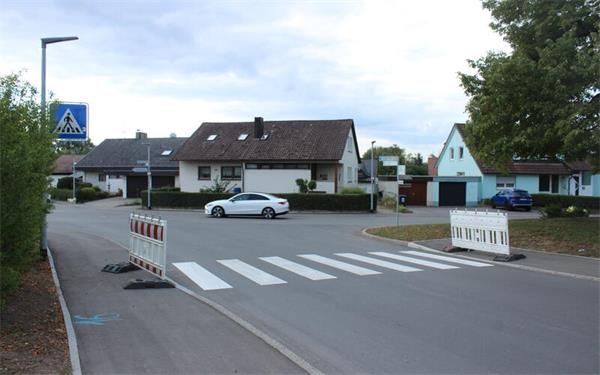Pünktlich zum Schuljahresbeginn soll der Zebrastreifen über die Römerstraße benutzt werden dürfen. GB-Foto: Schnurr