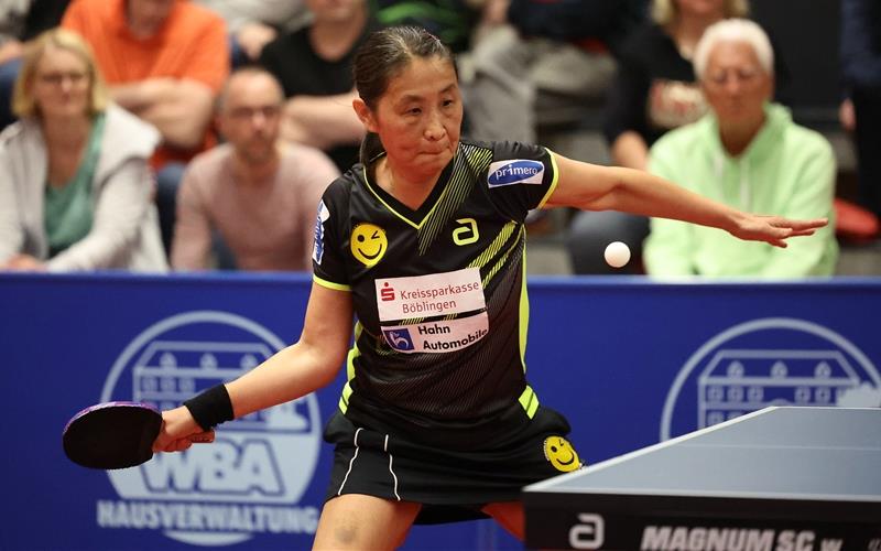 Qianhong Gotsch biss sich förmlich in das Spitzeneinzel gegen Schwabhausens Sabine Winter.GB-Foto: Holzapfel