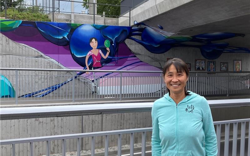 Streetart-Porträt überrascht Qianhong Gotsch Qianhong Gotsch freut sich darüber, dass sie in die Straßengalerie aufgenommen worden ist GB-Foto: Holzapfel