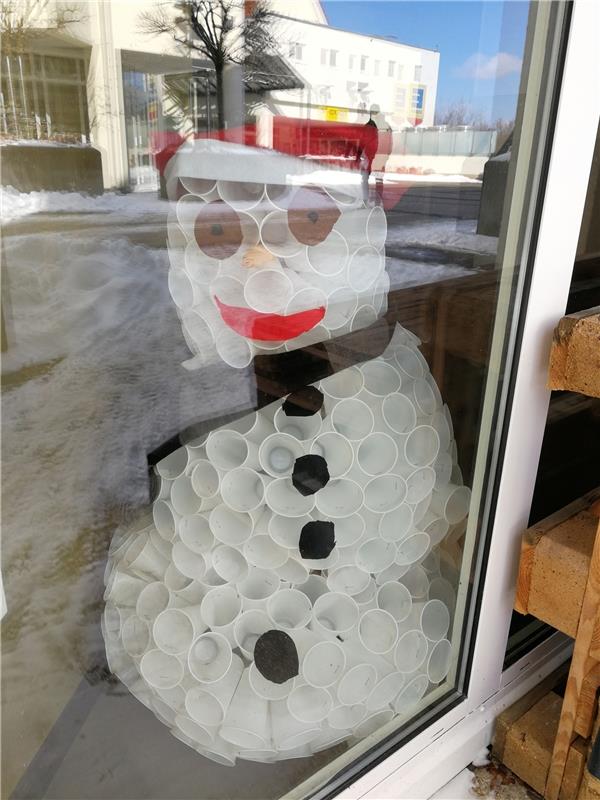 Quarantäne bei idealem Wetter macht dieser Schneemann gerade in Herrenberg. Wilh...