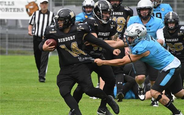 Quarterback Simon Stiegele (links): Bondorf Bulls wollen sich nach Möglichkeit dem Zugriff des Gegners entziehen. GB-Foto: Schmidt