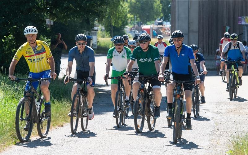 Rad-Aktionstag beim RSV Öschelbronn: Rennradtreff-Leiter Andreas Morlok (links) hat in seiner Gruppe unter anderem Gäufeldens Bürgermeister Benjamin Schmid (Zweiter von links) und Landrat Roland Bernhard (im Vordergrund mit blauem Shirt) dabei. GB-Foto: Schmidt