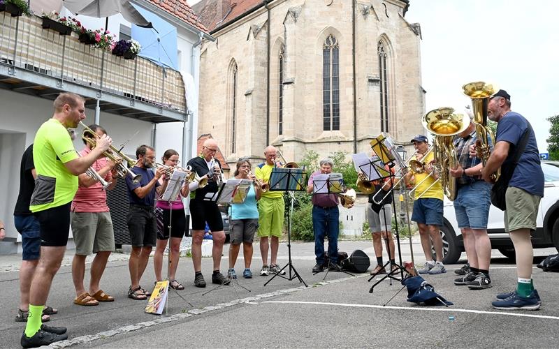 Radelnde Bläser und Musiker aus dem Raum Herrenberg und Entringen spielten am Montag vor der Michaelskirche. GB-Foto: Holom