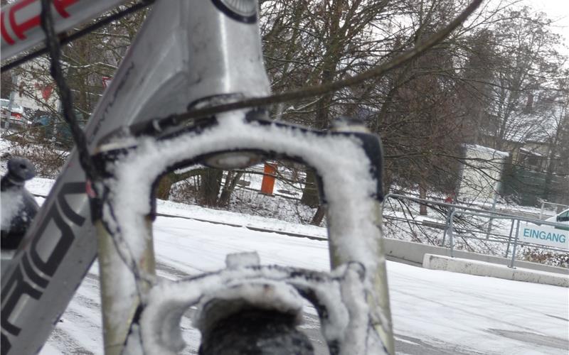 Radfahren auf Eis und im Schnee kann zur Herausforderung für Mensch und Material werden. GB-Foto: Reichert